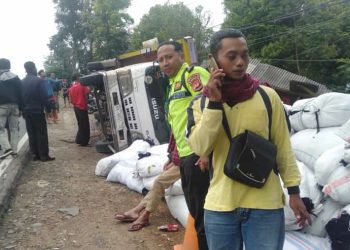Diduga Sopir Mengantuk Sebuah Mobil di Malangbong Garut Tergelincir Menimpa Warung Kopi