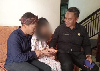 Kanya Anggraeni (10), anak yang terlahir tanpa lubang anus di Wanaraja, Garut, sedang bersama dengan Korwil UPT Pendidikan Wanaraja dan Kepala Desa Wanajaya. Kamis, (02/02/2023)