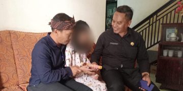 Kanya Anggraeni (10), anak yang terlahir tanpa lubang anus di Wanaraja, Garut, sedang bersama dengan Korwil UPT Pendidikan Wanaraja dan Kepala Desa Wanajaya. Kamis, (02/02/2023)