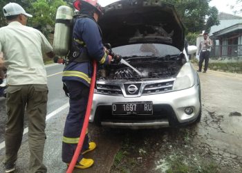 Sebuah Mobil di Jalan Raya Malangbong Garut Terbakar, Damkar Sigap Padamkan Api