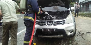Sebuah Mobil di Jalan Raya Malangbong Garut Terbakar, Damkar Sigap Padamkan Api