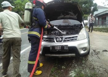 Sebuah Mobil di Jalan Raya Malangbong Garut Terbakar, Damkar Sigap Padamkan Api