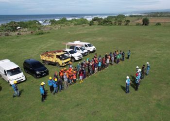 PLN ULP Pameungpeuk Lakukan Tebang Pohon Yang Dekat Dengan Jaringan Listrik