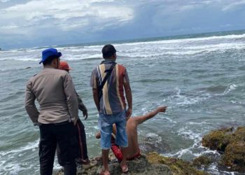 Seorang Wisatawan Dikabarkan Hilang Diterjang Gelombang Pasang di Pantai Taman Manalusu Cikelet Garut