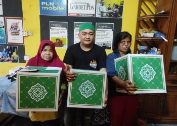 Jajaran PLN ULP Garut Bagikan Paket Sembako untuk Masyarakat Garut