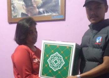 Manager PLN UP3 Garut Berbagi Kebahagiaaan Dengan Beri Bantuan Sembako Hingga Baju Lebaran Untuk Warga Kurang Mampu di Garut