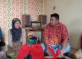 Anggota DPRD Garut, Yudha Puja Turnawan Kunjungi Rumah Sisa Kebakaran Milik Ibu Entang di Sukamenak Wanaraja