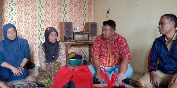 Anggota DPRD Garut, Yudha Puja Turnawan Kunjungi Rumah Sisa Kebakaran Milik Ibu Entang di Sukamenak Wanaraja