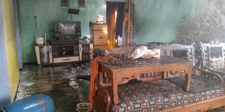 Diduga Konsleting Listrik, Sebuah Rumah di Desa Sukamenak Wanaraja Hangus Terbakar
