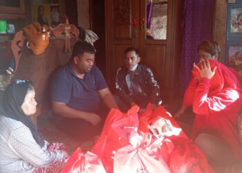 Anggota DPRD Garut, Yudha Puja Turnawan Temui Mak Iyoh Janda Tua Korban Kebakaran di Wanaraja