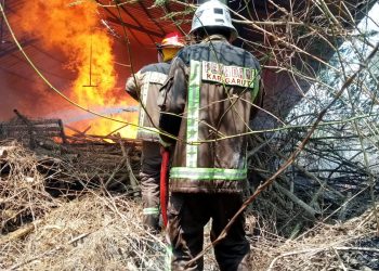 Diduga Berasal Dari Bakar Rumput, Gudang Penyimpanan Barang Bekas di Wanaraja Ludes Terbakar