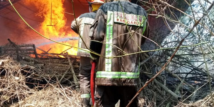 Diduga Berasal Dari Bakar Rumput, Gudang Penyimpanan Barang Bekas di Wanaraja Ludes Terbakar