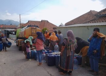 Dampak Kekeringan, BPBD Garut dan PDAM Tirta Intan Kembali Droping Air Bersih Untuk Warga Tajursela Wanaraja