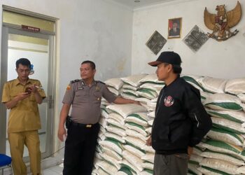 Polsek Karangpawitan Polres Garut Monitoring Pendistribusian Bantuan Pangan Untuk Warga