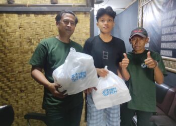 PLN UP3 Garut Bersama YBM Bagi Daging Qurban Untuk Warga Tunanetra