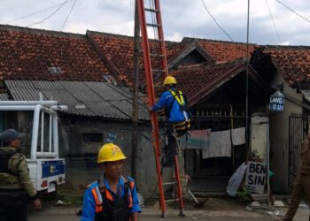 Inspeksi Ketenagalistrikan, PLN UP3 Garut Melalui ULP Cibatu Gerak Cepat Tangani Kabel SR Terkelupas Akibat Layang-Layang