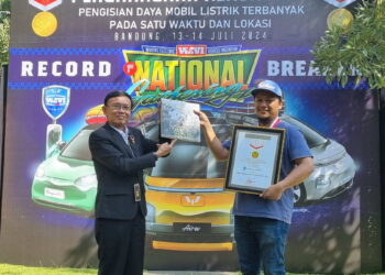 Catatkan Rekor MURI! Charging Mobil Listrik Terbanyak di Satu Lokasi, Kolaborasi PLN-Komunitas WEVI di Bandung