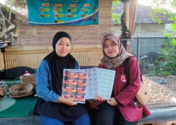 Mahasiswi ITB Ahmad Dahlan Bantu Pembuatan Label Kemasan dan Foto Produk Gratis di Desa Bagendit