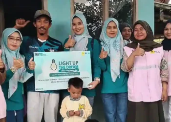 Ramadhan Berkah, Srikandi PLN dan PIKK Sambung Listrik Gratis Program Light Up The Dream