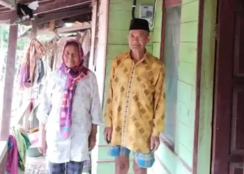 Bah Ion Warga Cikajang Bahagia Terima Bantuan Pasang Baru Listrik Gratis
