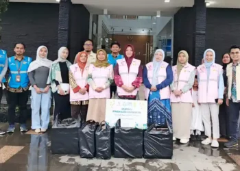 Berbagi Kebahagiaan di Bulan Ramadhan, Srikandi PLN Garut Laksanakan Kegiatan Berbagi Takjil
