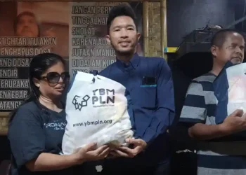Manager PLN UP3 Garut Berbagi Kebahagiaaan Dengan Beri Bantuan Sembako Hingga Baju Lebaran Untuk Warga Tunanetra Garut