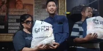 Manager PLN UP3 Garut Berbagi Kebahagiaaan Dengan Beri Bantuan Sembako Hingga Baju Lebaran Untuk Warga Tunanetra Garut