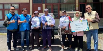 YBM PLN UP3 Garut Berbagi Berkah Ramadan, Tukang Becak Terima Bingkisan