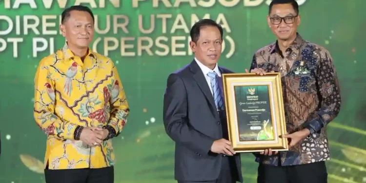 Penyerahan penghargaan Green Leadership PROPER oleh Menteri Lingkungan Hidup/Kepala Badan Pengendalian Lingkungan Hidup, Hanif Faisol Nurofiq (tengah) kepada Direktur Utama PLN, Darmawan Prasodjo (kanan), disaksikan oleh Ketua Komisi XII DPR RI, Bambang Patijaya (kiri) pada ajang Anugerah Lingkungan PROPER 2025 di Jakarta, Selasa (7/4).