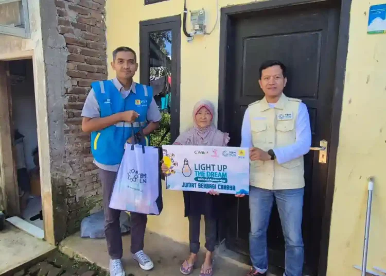 PLN UP3 Garut Kembali Hadirkan Jumat Berbagi Cahaya, Terangi Harapan Warga Karangpawitan