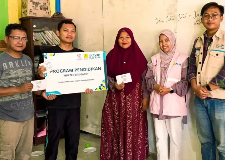 Srikandi PLN dan YBM PLN UP3 Garut Salurkan Bantuan untuk Guru Ngaji dan Janda Jompo