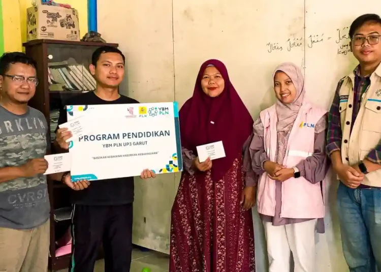 Srikandi dan YBM PLN UP3 Garut Tebar Manfaat bagi Guru Mengaji dan Jompo Dhuafa