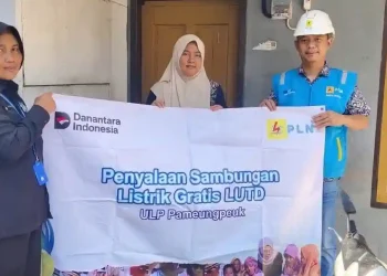 Jumat Berbagi Cahaya, PLN UP3 Garut Hadirkan Sambungan Listrik Gratis untuk Warga Pameungpeuk