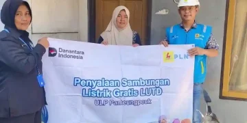 Jumat Berbagi Cahaya, PLN UP3 Garut Hadirkan Sambungan Listrik Gratis untuk Warga Pameungpeuk