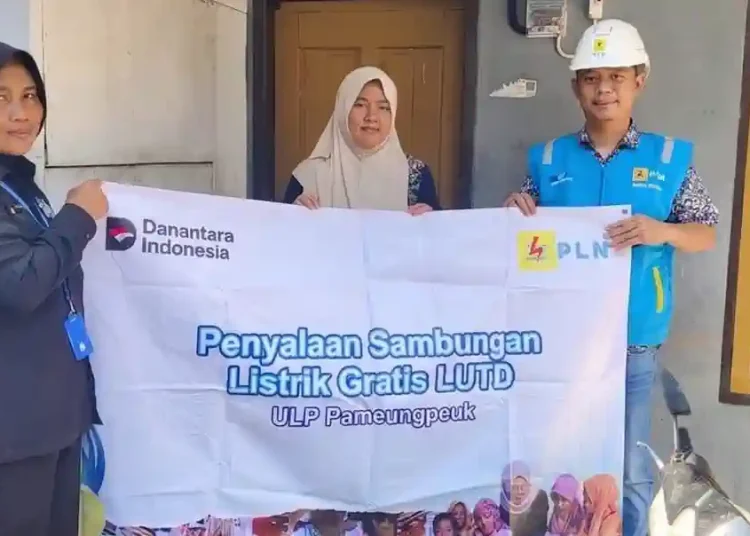 Jumat Berbagi Cahaya, PLN UP3 Garut Hadirkan Sambungan Listrik Gratis untuk Warga Pameungpeuk