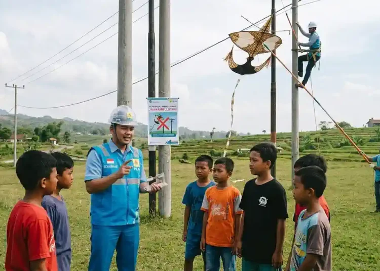 Musim Layang-Layang Tiba, PLN Imbau Tidak Main Layangan Dekat Jaringan Listrik