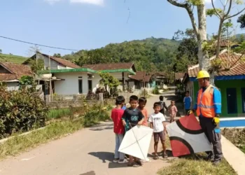 PLN UP3 Garut Imbau Masyarakat Tidak Bermain Layangan Dekat Jaringan Listrik di Musim Kemarau