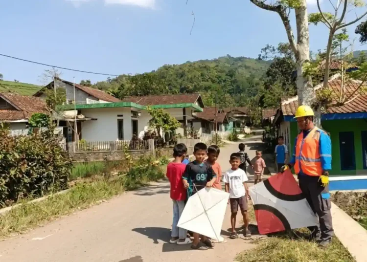 PLN UP3 Garut Imbau Masyarakat Tidak Bermain Layangan Dekat Jaringan Listrik di Musim Kemarau