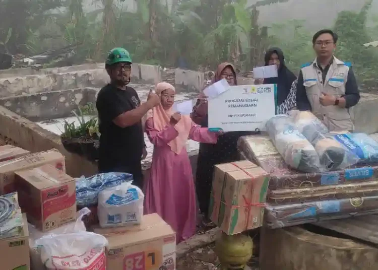 Menjejak Manfaat di Hari Pelanggan Nasional, PLN UP3 Garut Salurkan Bantuan bagi Korban Kebakaran di Cisewu