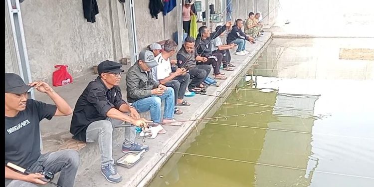 Seru! HUT Kilas Garut News Tabur Ikan Induk dan Ikan Berkaret di Talaga Bintang, Berhadiah Pancing Hingga Uang Tunai
