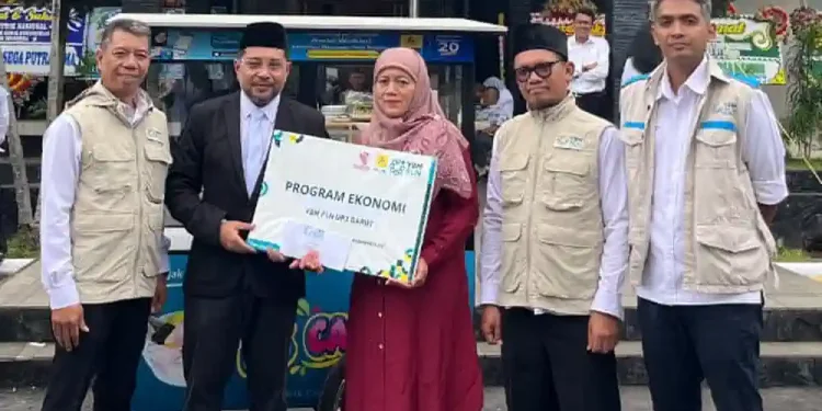 Momen Hari Listrik Nasional Ke-81, PLN UP3 Garut Salurkan Gerobak Cahaya untuk Tiga UMKM