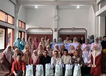 Peringati Hari Listrik Nasional ke-81, YBM dan PIKK PLN UP3 Garut Bagikan Bingkisan Cahaya untuk Keluarga Purnakarya