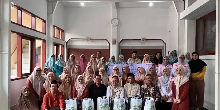 Peringati Hari Listrik Nasional ke-81, YBM dan PIKK PLN UP3 Garut Bagikan Bingkisan Cahaya untuk Keluarga Purnakarya